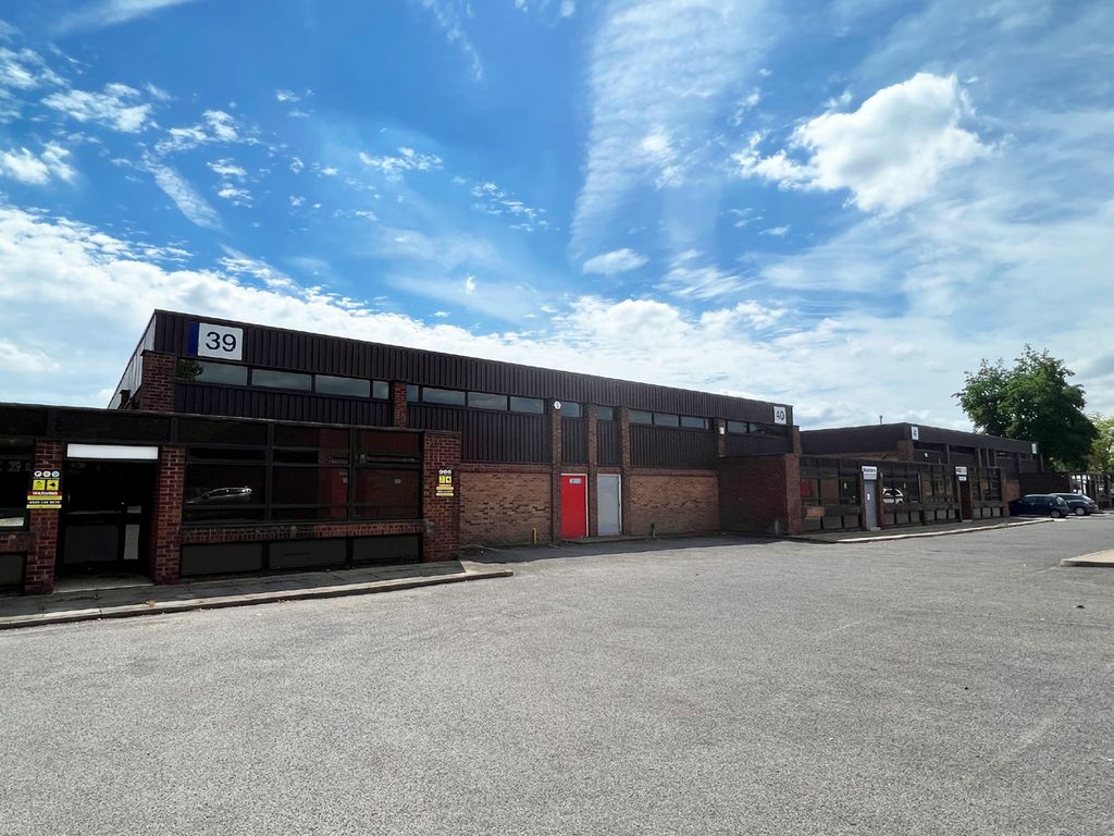 Warehouse to let in Suttons Business Park, Sutton Park Avenue, Earley, Reading RG6, £55,608 pa