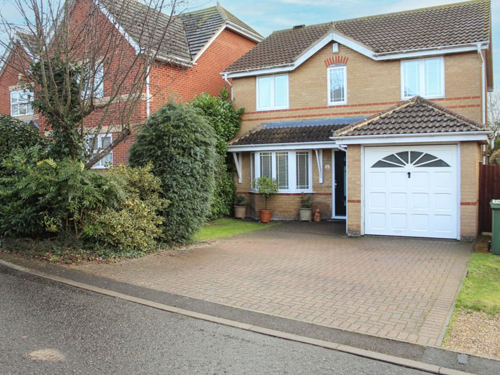 3 bed detached house for sale in Lamont Close, Wickford SS12, £465,000