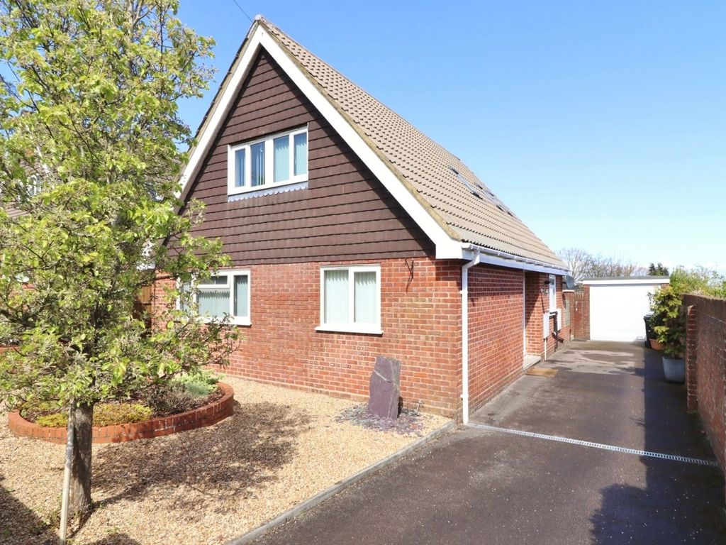 3 bed detached house for sale in Hales Drive, Hedge End SO30, £475,000