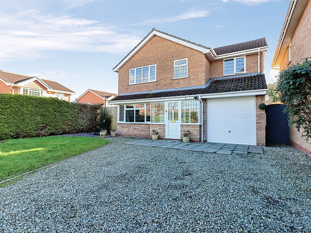 5 bed detached house for sale in Waterford Drive, Newport TF10, £375,000