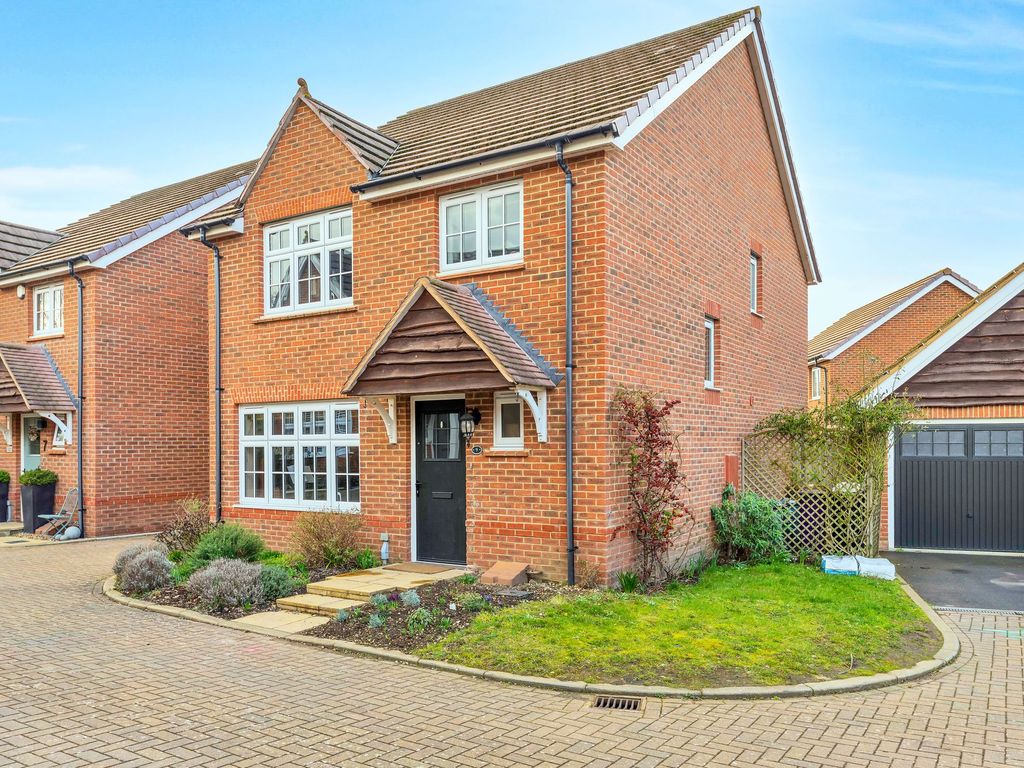 4 bed detached house for sale in Hereford Way, Royston SG8, £525,000
