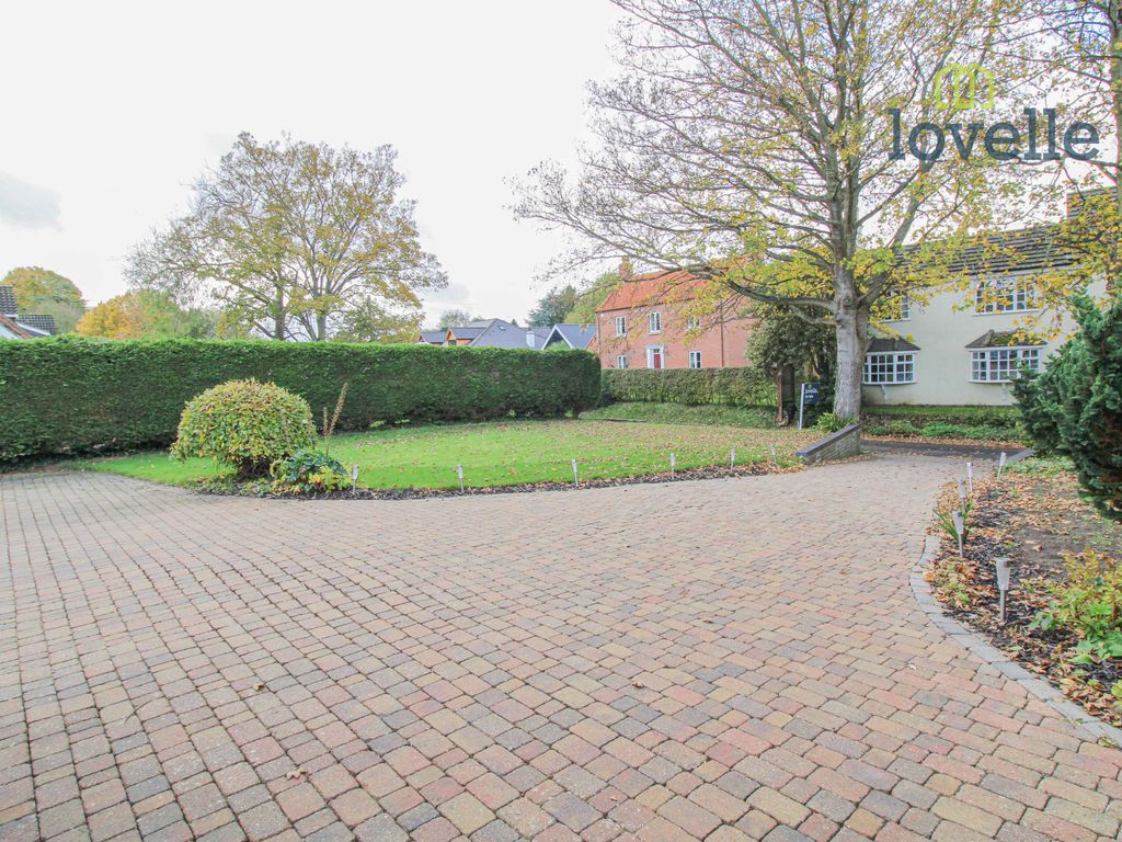 4 bed detached house for sale in Chapel Lane, Ashby Cum Fenby DN37, £440,000