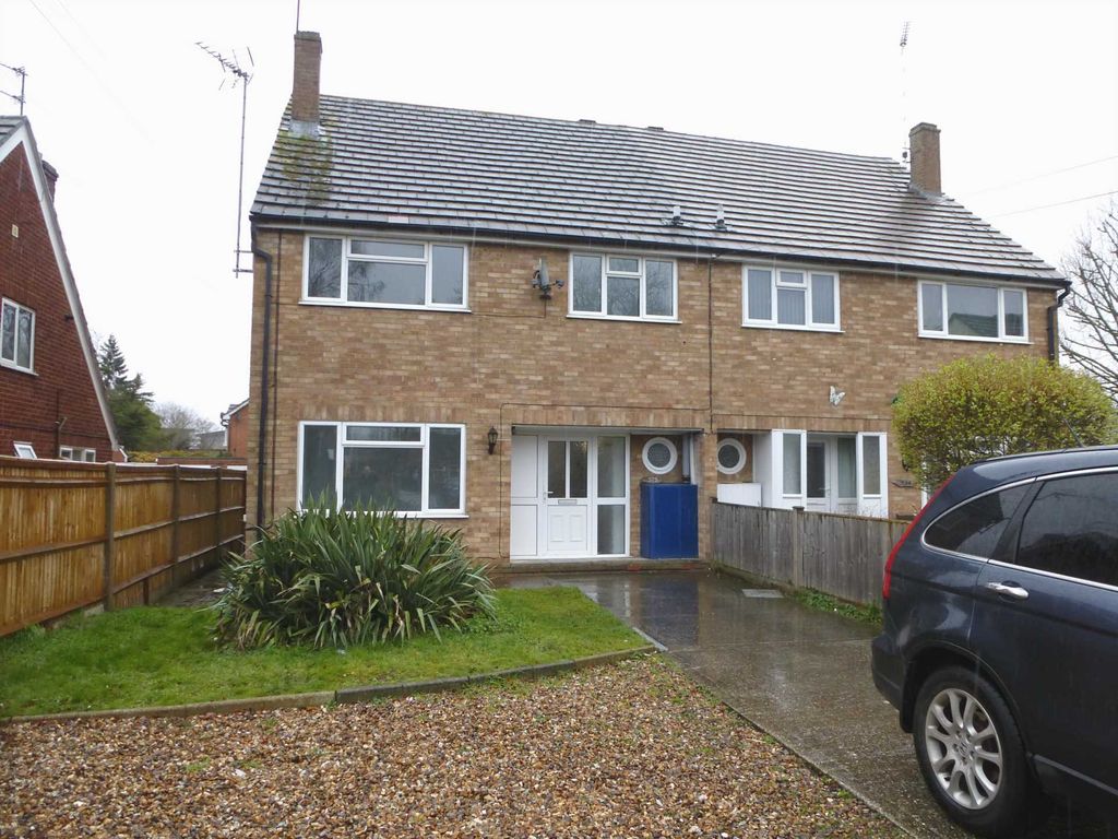 3 bed property to rent in Reading Road, Winnersh RG41, £1,900 pcm