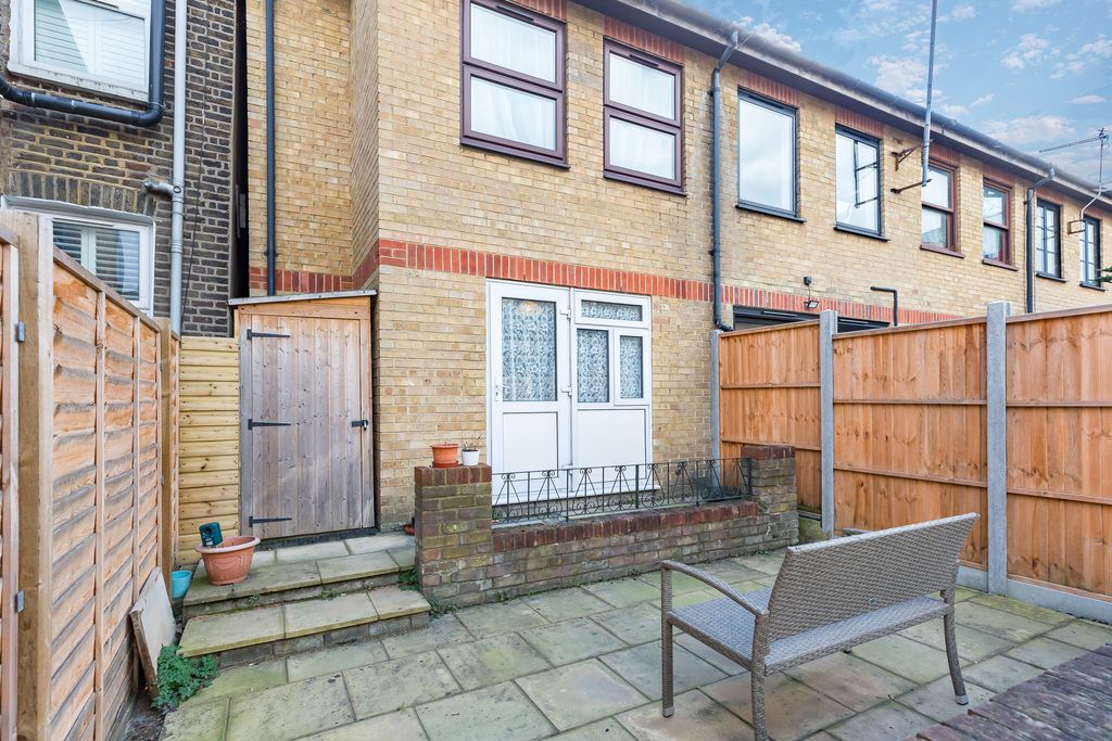 2 bed terraced house for sale in Old Ford Road, London E3, £525,000
