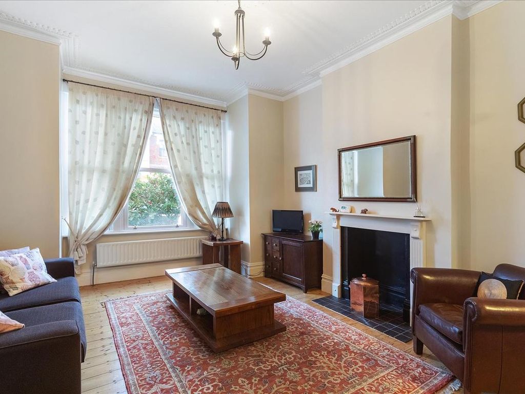 1 bed flat for sale in Niton Street, Fulham, London SW6, £350,000