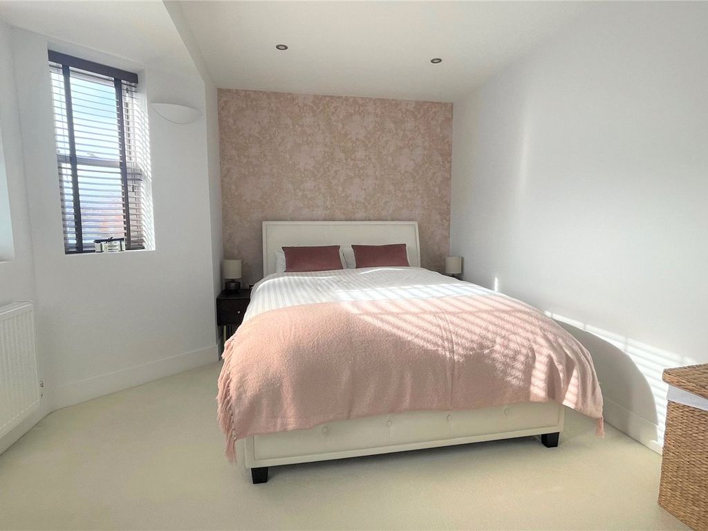 1 bed flat for sale in Alston Road, High Barnet, Hertfordshire EN5, £399,950