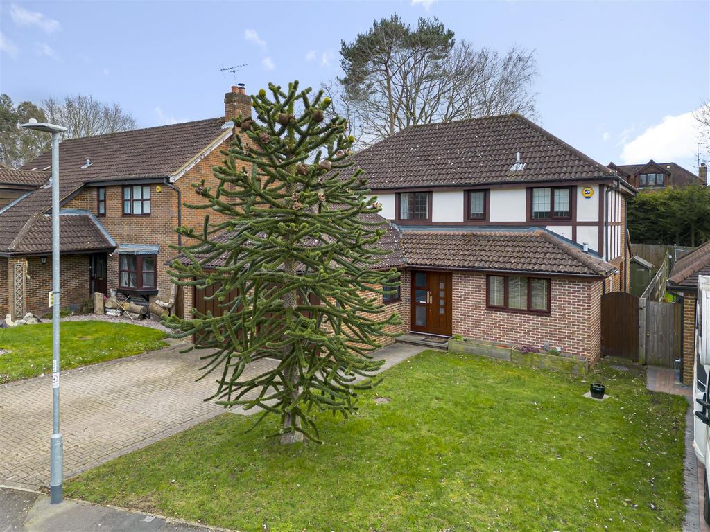 4 bed detached house for sale in Manor Park Drive Finchampstead, Berkshire RG40, £800,000