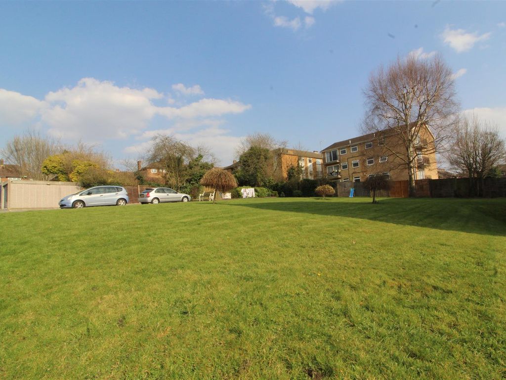 2 bed flat for sale in 79 Park Road, New Barnet, Barnet EN4, £350,000