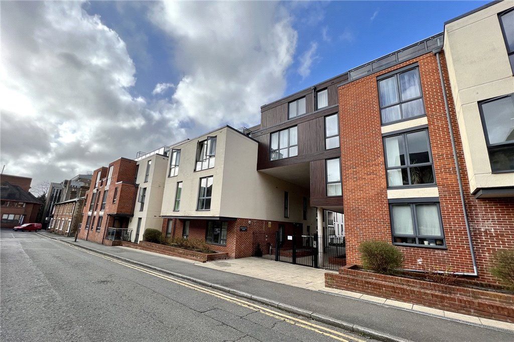 2 bed flat for sale in Martyr Road, Guildford, Surrey GU1, £375,000
