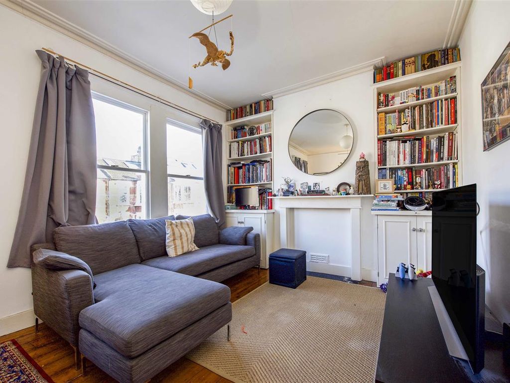 2 bed flat for sale in Balvernie Grove, London SW18, £520,000