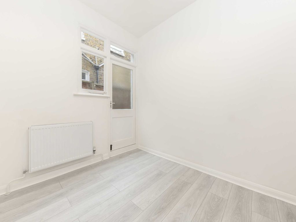 2 bed flat to rent in Cumberland Road, London W3, £2,396 pcm