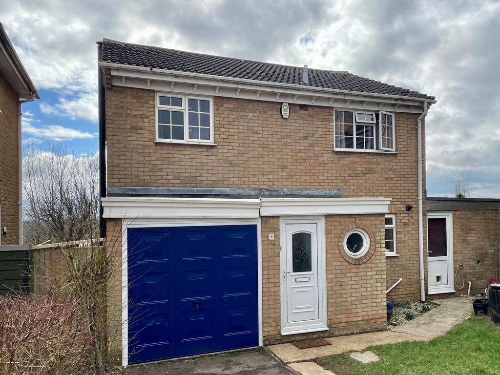 4 bed detached house for sale in Busby Close, Buckingham MK18, £385,000