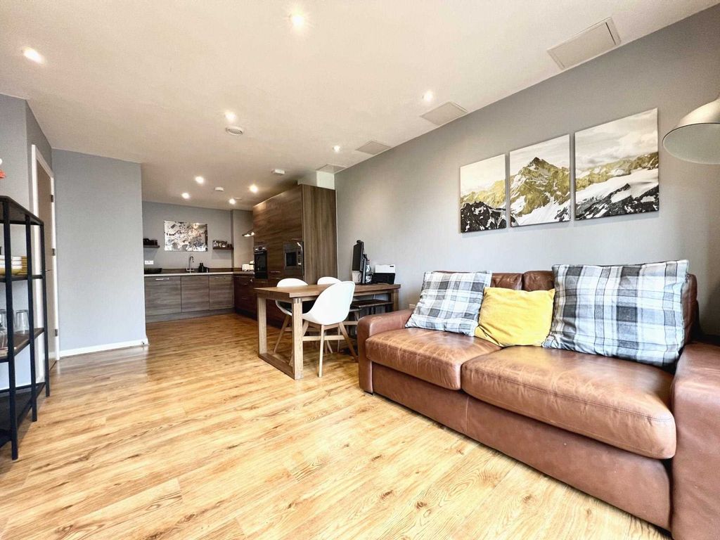 1 bed flat for sale in Adlington House, Brentwood CM14, £255,000