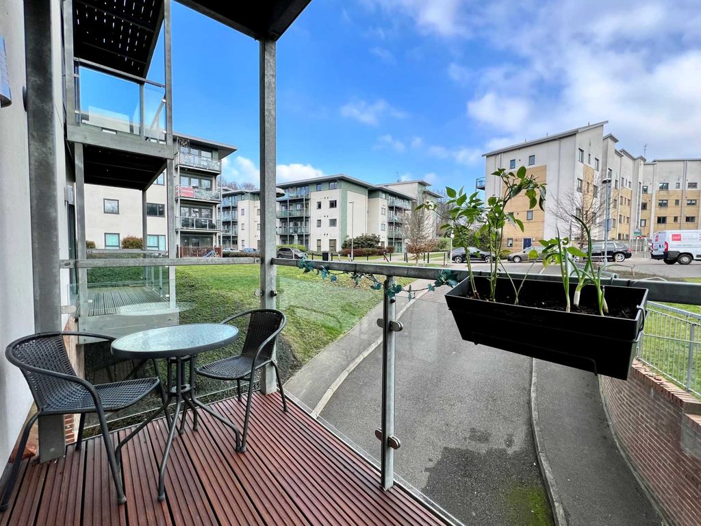 1 bed flat for sale in Adlington House, Brentwood CM14, £255,000