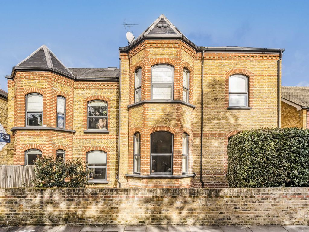 2 bed flat for sale in Coleshill Road, Teddington TW11, £599,950