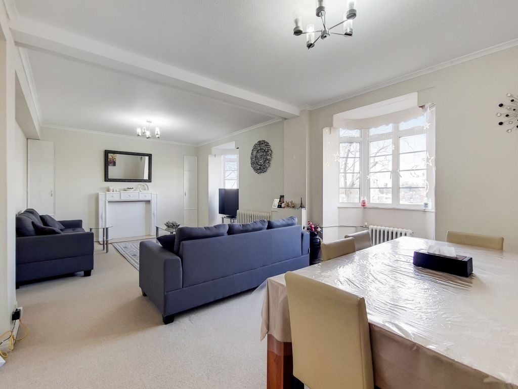 3 bed flat for sale in Latymer Court, Hammersmith Road, Hammersmith W6, £750,000
