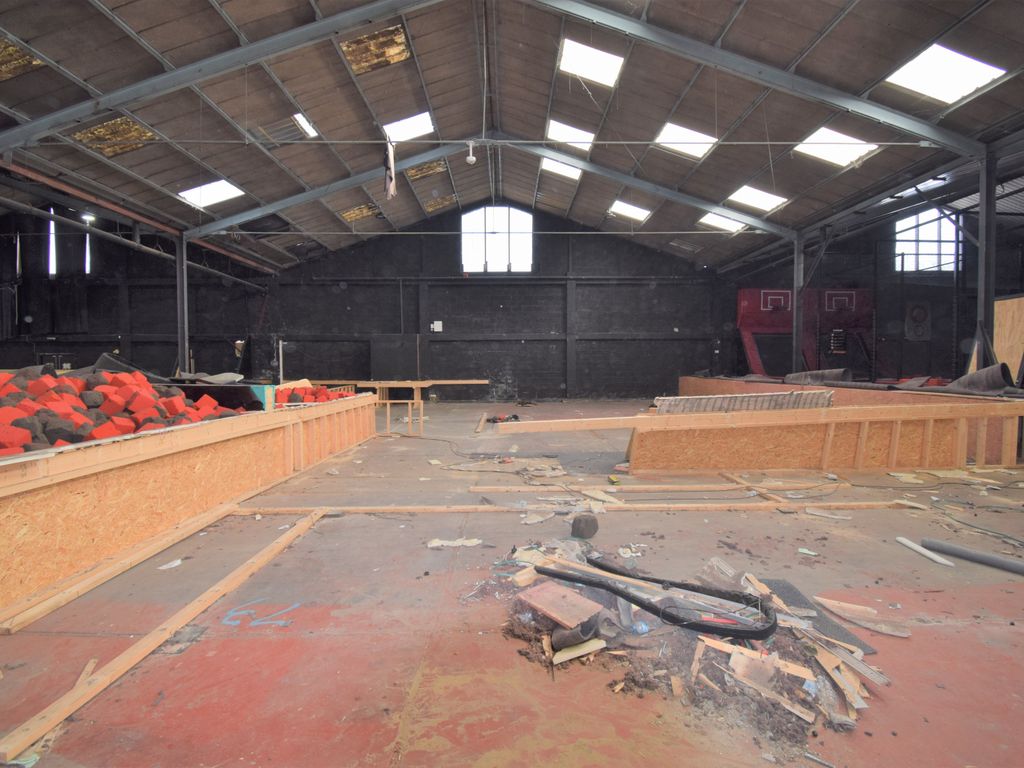 Warehouse to let in Rippleside Commercial Estate, Renwick Road, Barking IG11, £30,000 pa