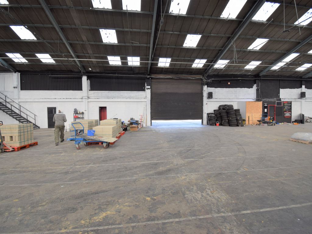 Warehouse to let in Rippleside Commercial Estate, Renwick Road, Barking IG11, £30,000 pa