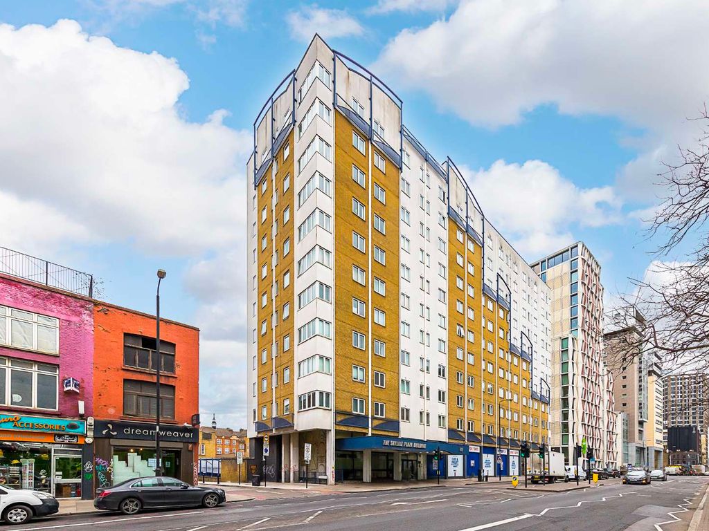 2 bed flat for sale in Skyline Plaza Building, Aldgate, London E1, £350,000
