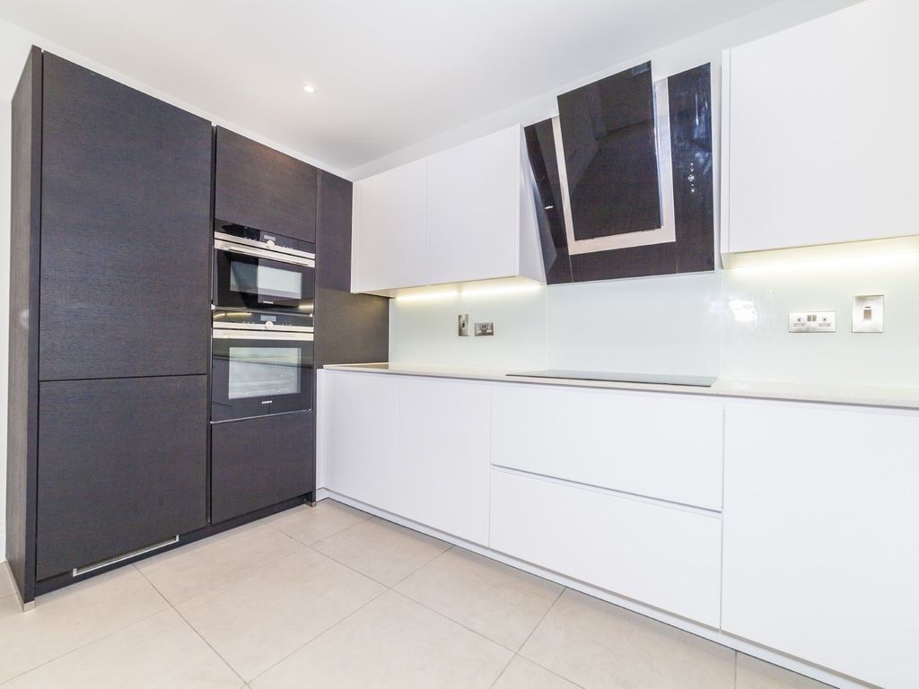 2 bed flat for sale in Hurley Court, Imperial Square, 953 High Road, London N12, £530,000