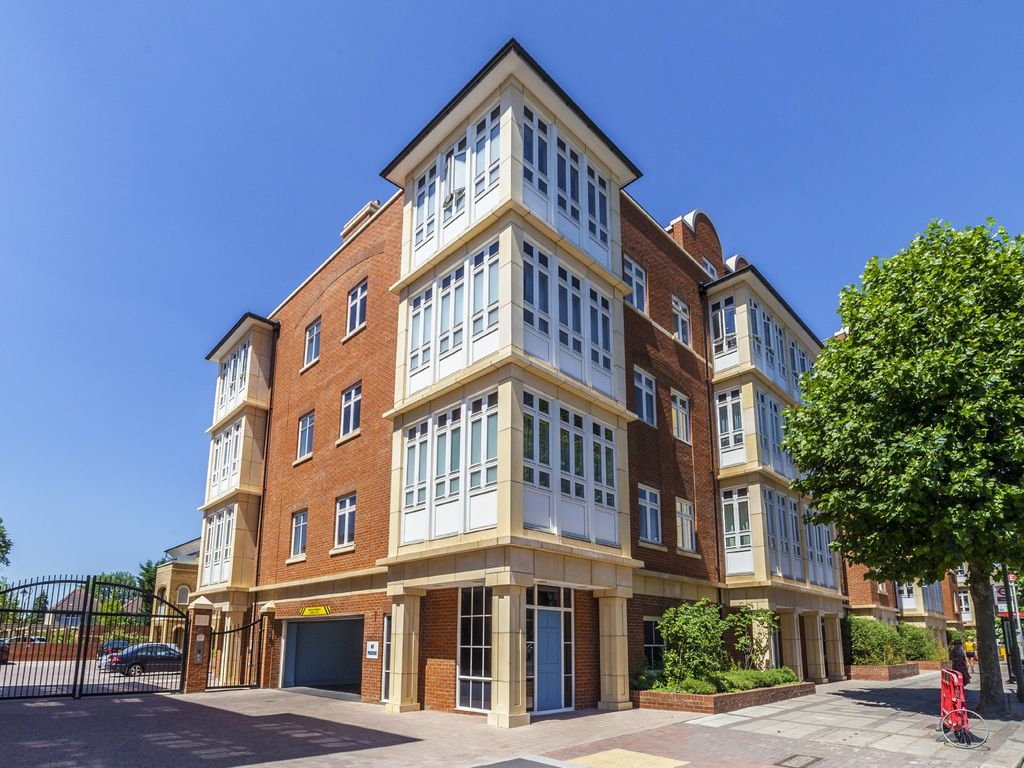 2 bed flat for sale in Hurley Court, Imperial Square, 953 High Road, London N12, £530,000