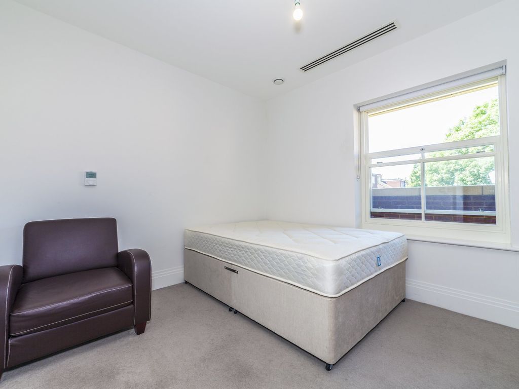 2 bed flat for sale in Hurley Court, Imperial Square, 953 High Road, London N12, £530,000