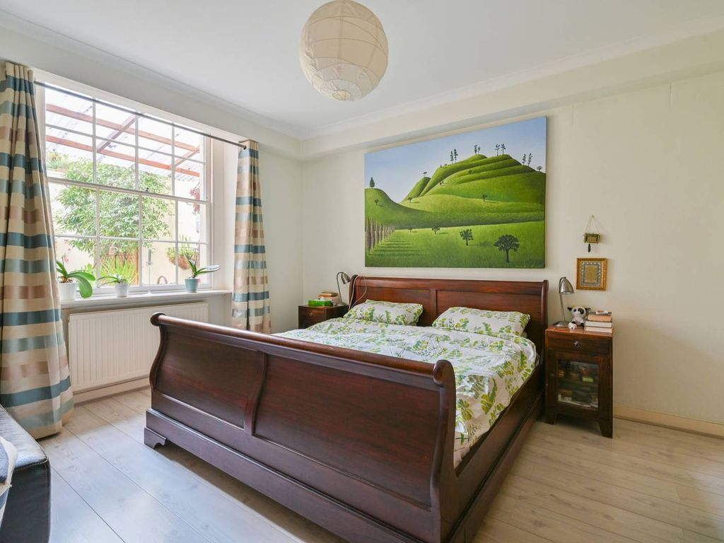 1 bed flat for sale in Sussex Gardens, Paddington, London W2, £700,000
