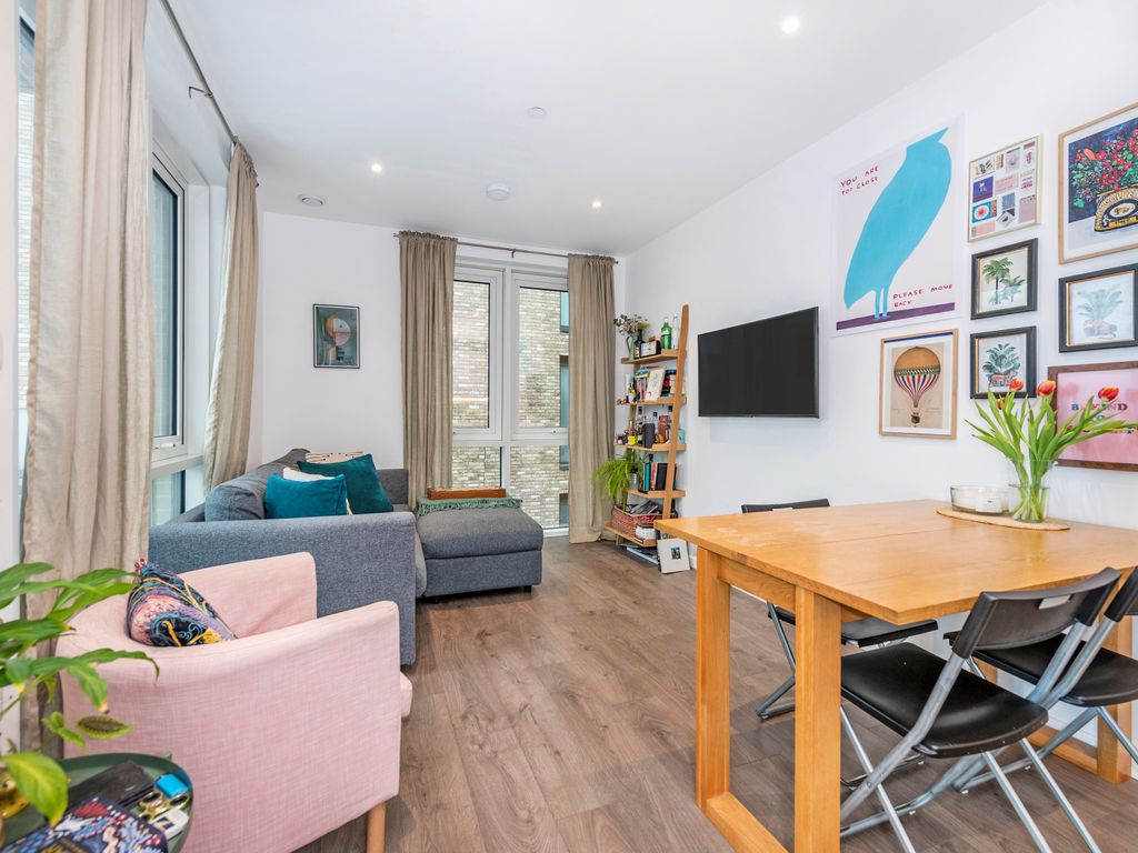 2 bed flat for sale in Juniper Drive, London SW18, £550,000