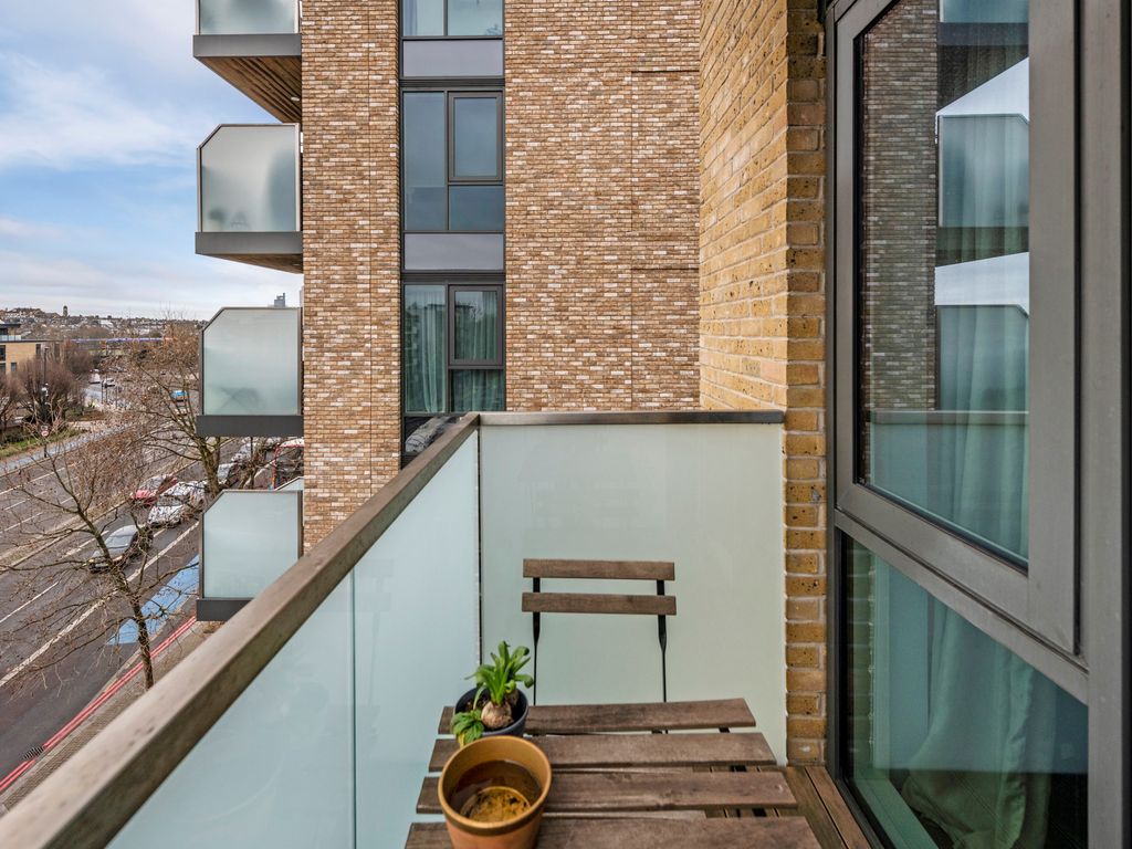 2 bed flat for sale in Juniper Drive, London SW18, £550,000