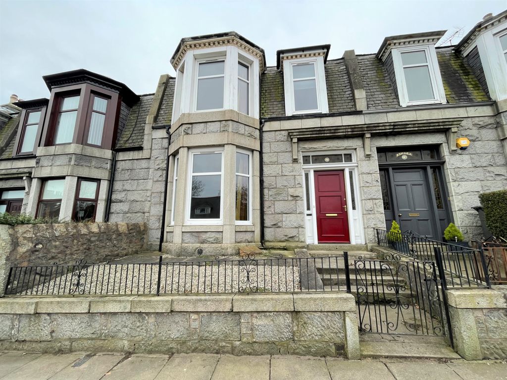 3 bed terraced house to rent in Clifton Road, Hilton, Aberdeen AB24, £1,200 pcm