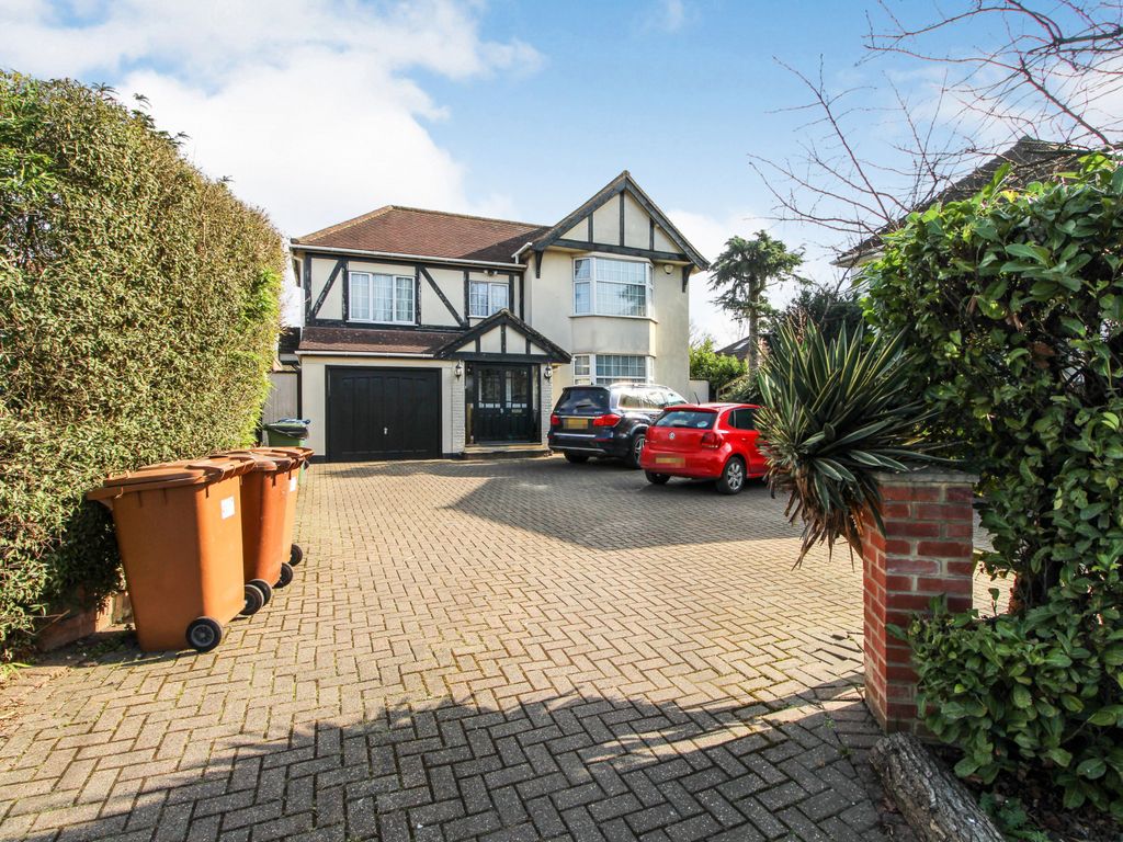 4 bed detached house to rent in High Road, Harrow Weald HA3, £3,150 pcm