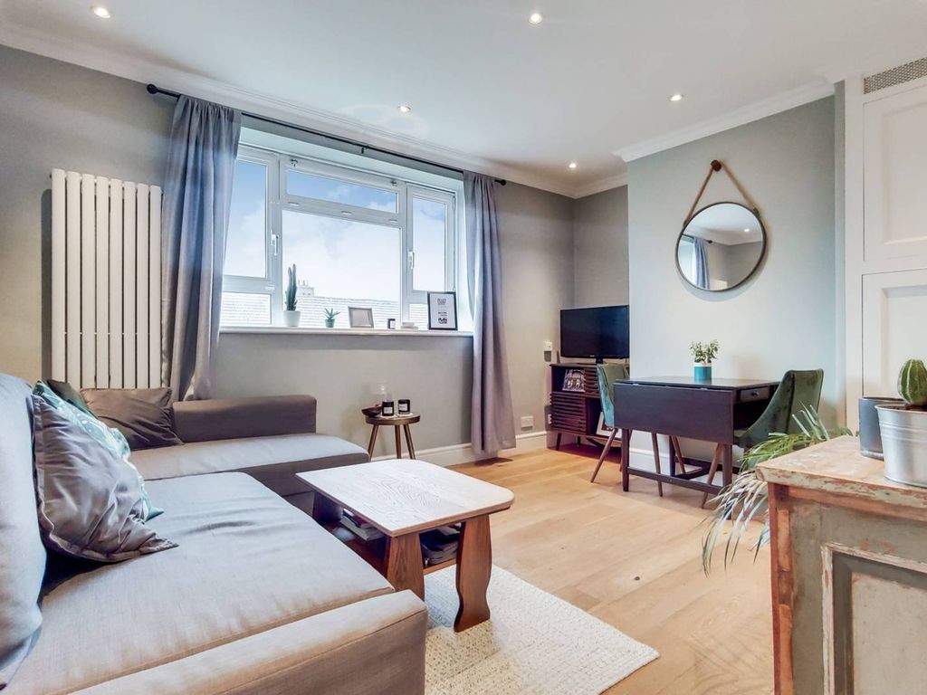 2 bed flat for sale in Racton Road, Fulham Broadway, London SW6, £450,000