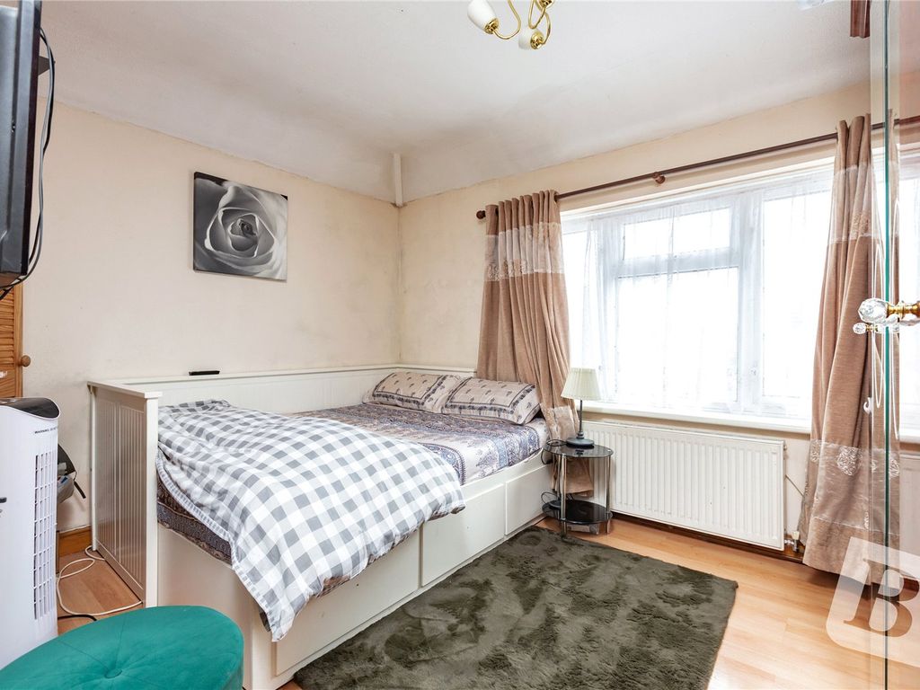 1 bed maisonette for sale in Grafton Road, Dagenham RM8, £200,000
