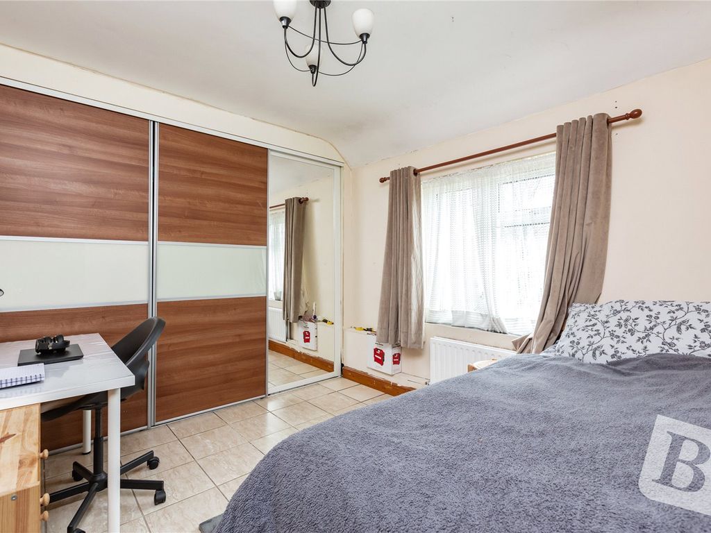 1 bed maisonette for sale in Grafton Road, Dagenham RM8, £200,000