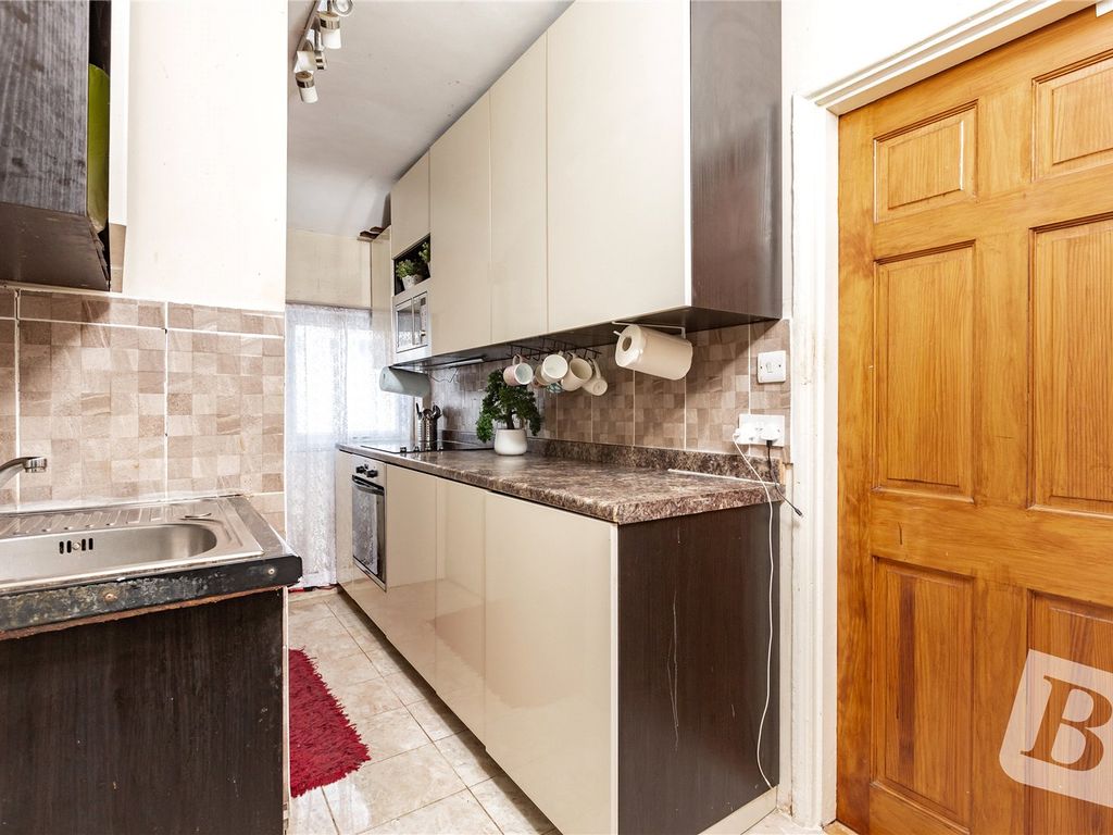 1 bed maisonette for sale in Grafton Road, Dagenham RM8, £200,000