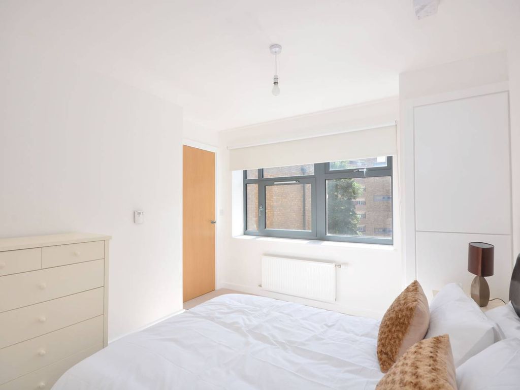 1 bed flat for sale in Oldridge Road, Balham, London SW12, £450,000