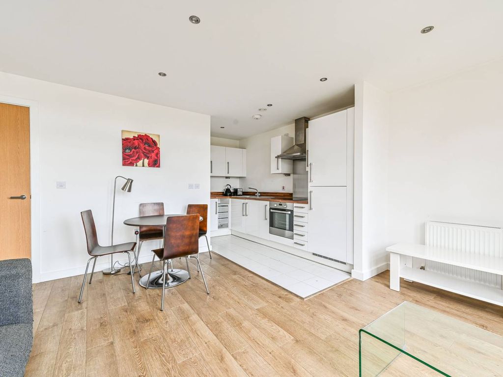 1 bed flat for sale in Oldridge Road, Balham, London SW12, £450,000