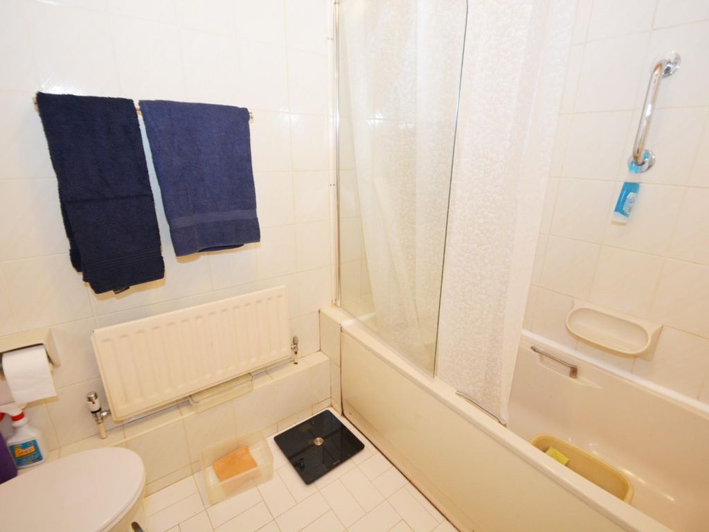 2 bed flat for sale in Lower Road, Harrow HA2, £425,000
