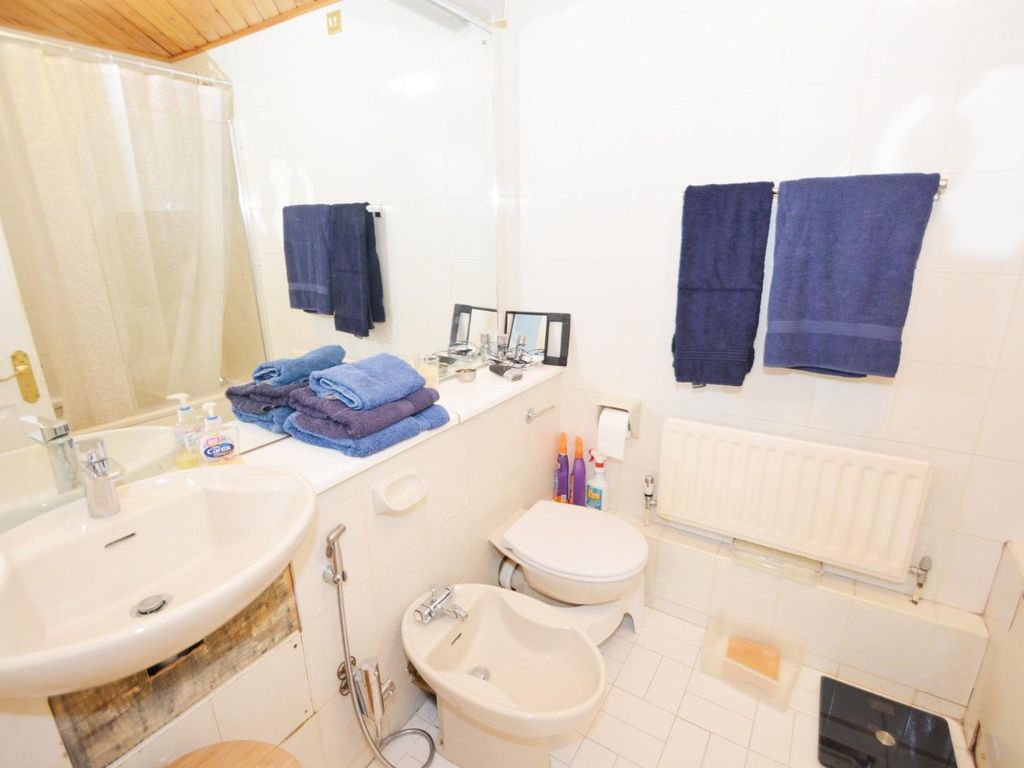 2 bed flat for sale in Lower Road, Harrow HA2, £425,000