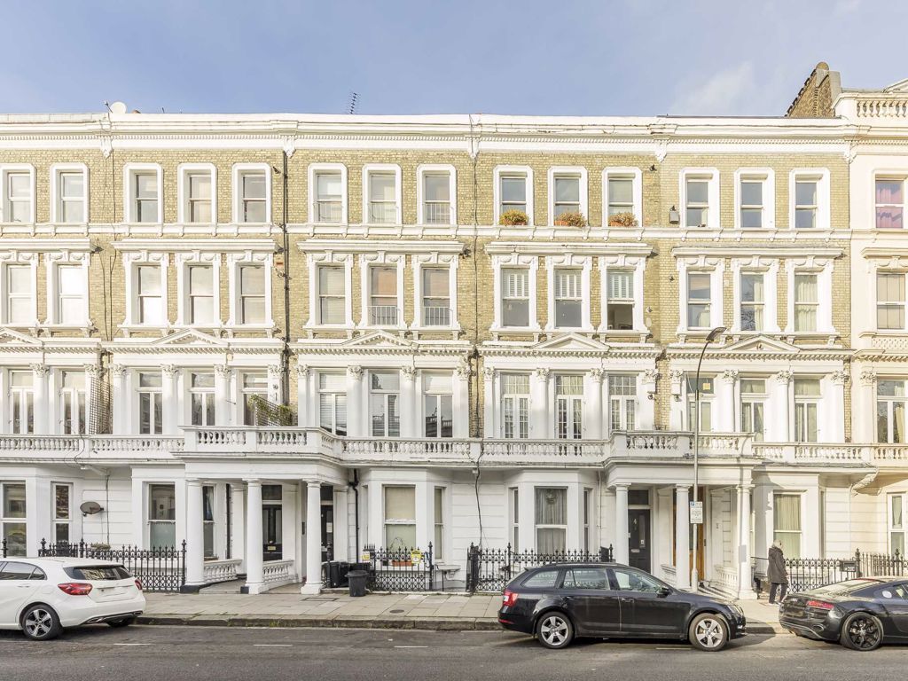 1 bed flat for sale in Barons Court Road, London W14, £450,000