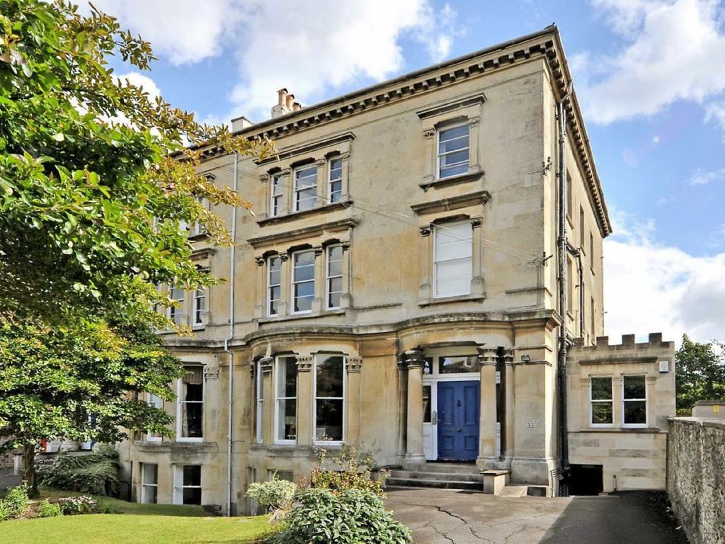 2 bed flat for sale in Cotham Park, Cotham, Bristol BS6, £500,000