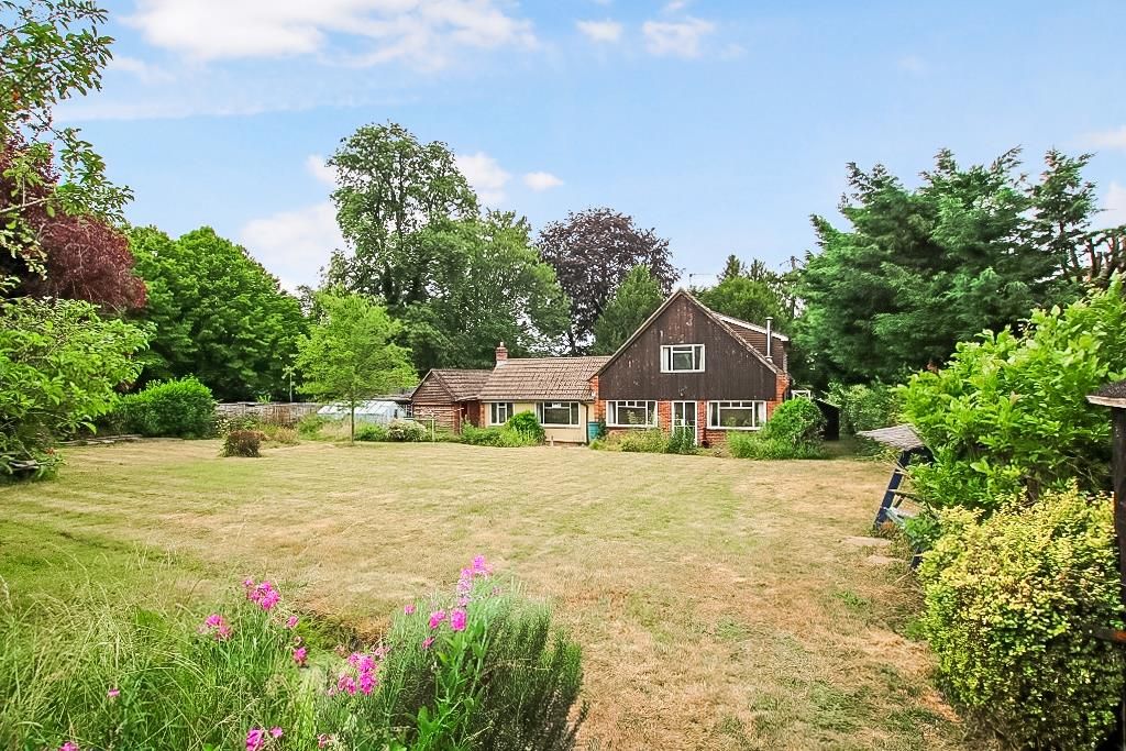4 bed property for sale in Lower Road, Fetcham KT22, £900,000