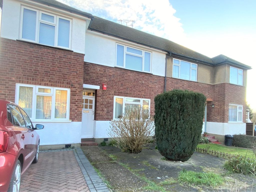 2 bed flat to rent in Valley Close, Pinner HA5, £1,800 pcm