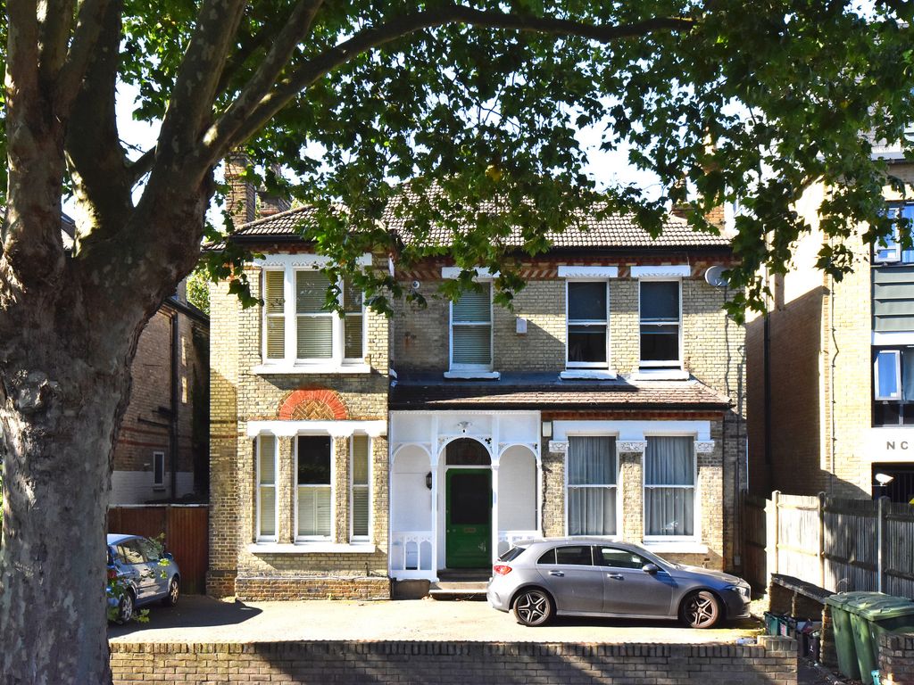 2 bed flat for sale in Blyth Road, Bromley BR1, £350,000