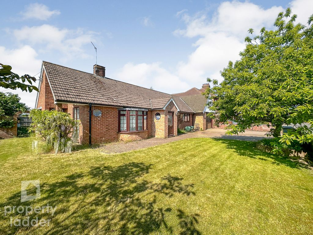 3 bed detached bungalow for sale in Crostwick Lane, Spixworth, Norwich NR10, £400,000