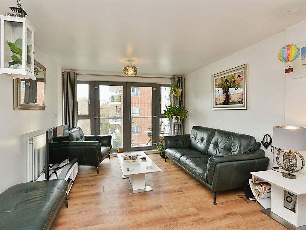 3 bed flat for sale in Lonsdale, Wolverton, Milton Keynes MK12, £150,000