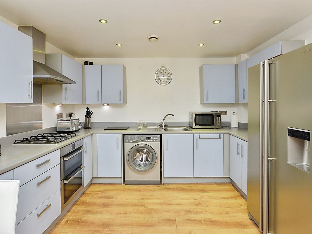 3 bed flat for sale in Lonsdale, Wolverton, Milton Keynes MK12, £150,000