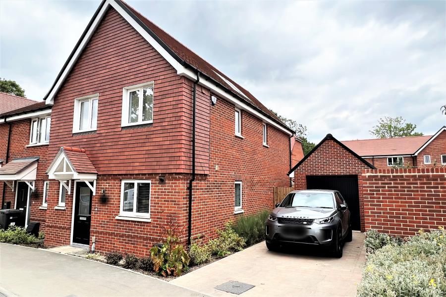 3 bed end terrace house to rent in Tovey Green, Guildford GU3, £2,600 pcm