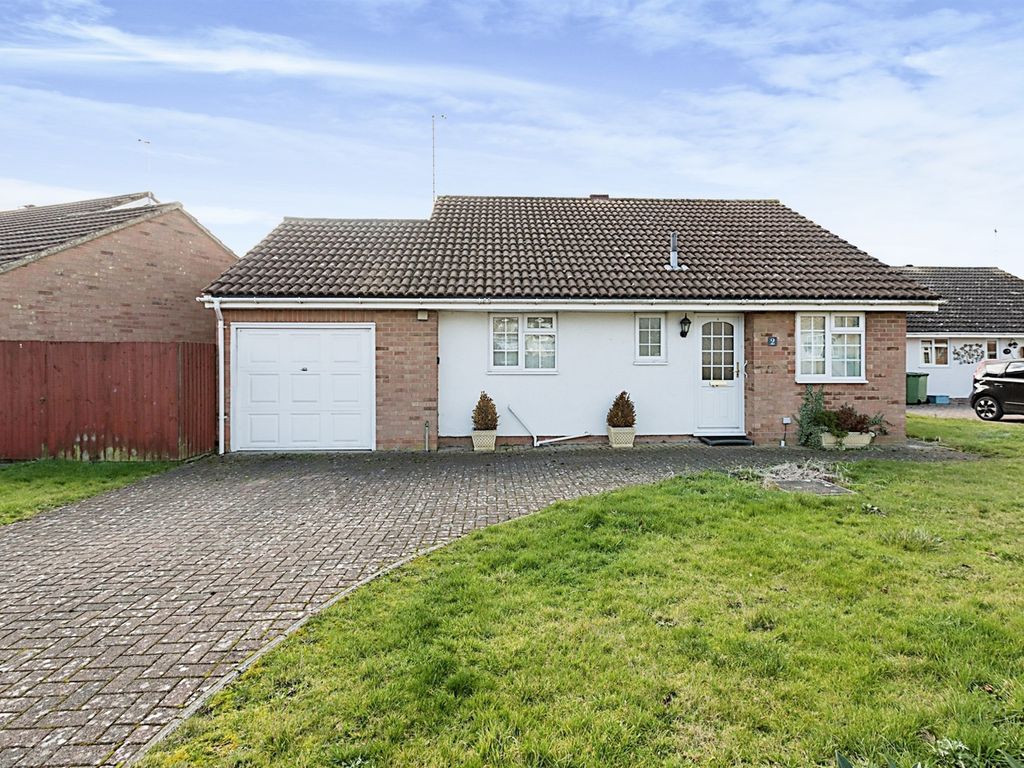 2 bed detached bungalow for sale in Sitwell Close, Newport Pagnell MK16, £380,000