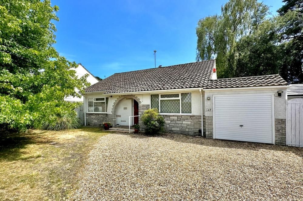 4 bed bungalow for sale in Sandy Lane, St Ives, Ringwood BH24, £425,000